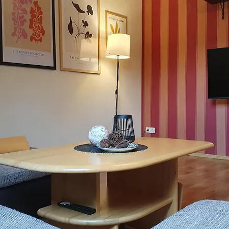 Im Gutshof Direkt Gegenüber Dem Schloss, Rhododendronpark Mit Terrasse Und Wlan Apartment *