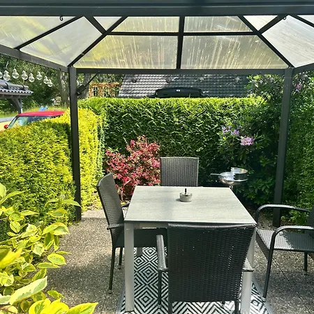 Im Gutshof Direkt Gegenüber Dem Schloss, Rhododendronpark Mit Terrasse Und Wlan